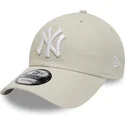 new-era-izvita-periferiya-9twenty-league-essential-new-york-yankees-mlb-bezhova-reguliruema-shapka