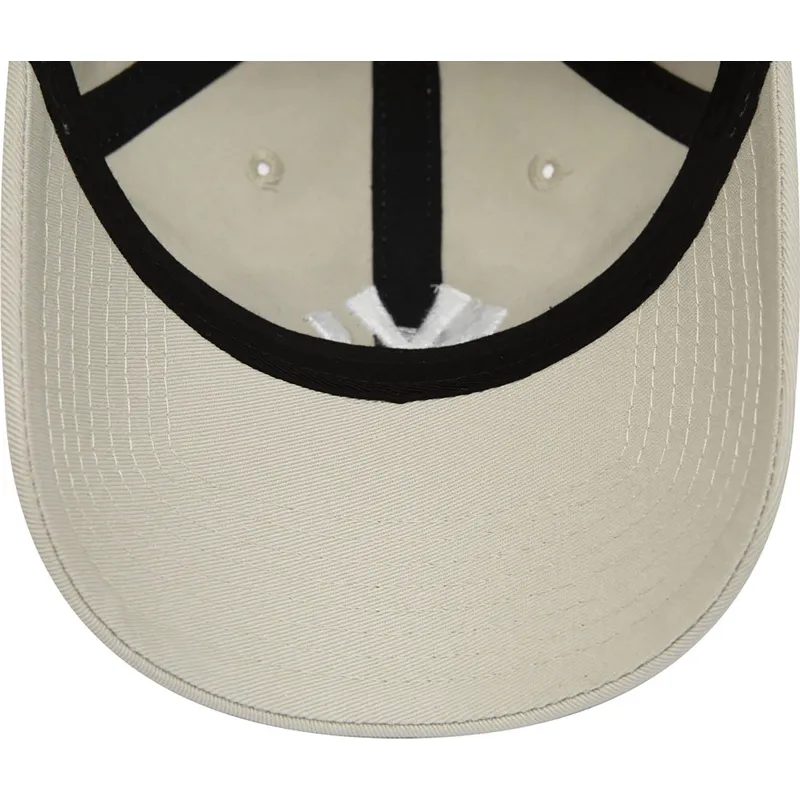 beige-justerbar-9twenty-league-essential-bollehat-fra-new-york-yankees-mlb-fra-new-era