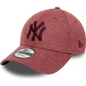 verstellbare-bordeauxrote-kappe-mit-gebogenem-schirm-und-bordeauxrotem-logo-9forty-jersey-essential-der-new-york-yankees-mlb-von