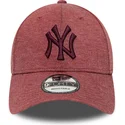 shapka-izvita-chervena-reguliruem-9forty-jersey-essential-na-new-york-yankees-mlb-ot-new-era