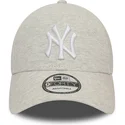 shapka-izvita-bezhov-reguliruem-9forty-jersey-essential-na-new-york-yankees-mlb-ot-new-era