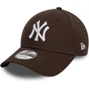 morkebrun-justerbar-9forty-league-essential-kasket-med-buet-skygge-fra-new-york-yankees-mlb-fra-new-era