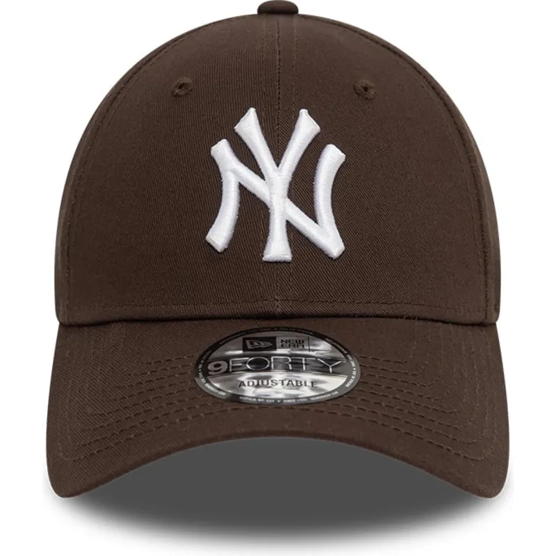 morkebrun-justerbar-9forty-league-essential-kasket-med-buet-skygge-fra-new-york-yankees-mlb-fra-new-era