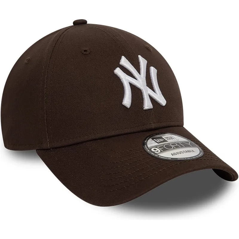 morkebrun-justerbar-9forty-league-essential-kasket-med-buet-skygge-fra-new-york-yankees-mlb-fra-new-era
