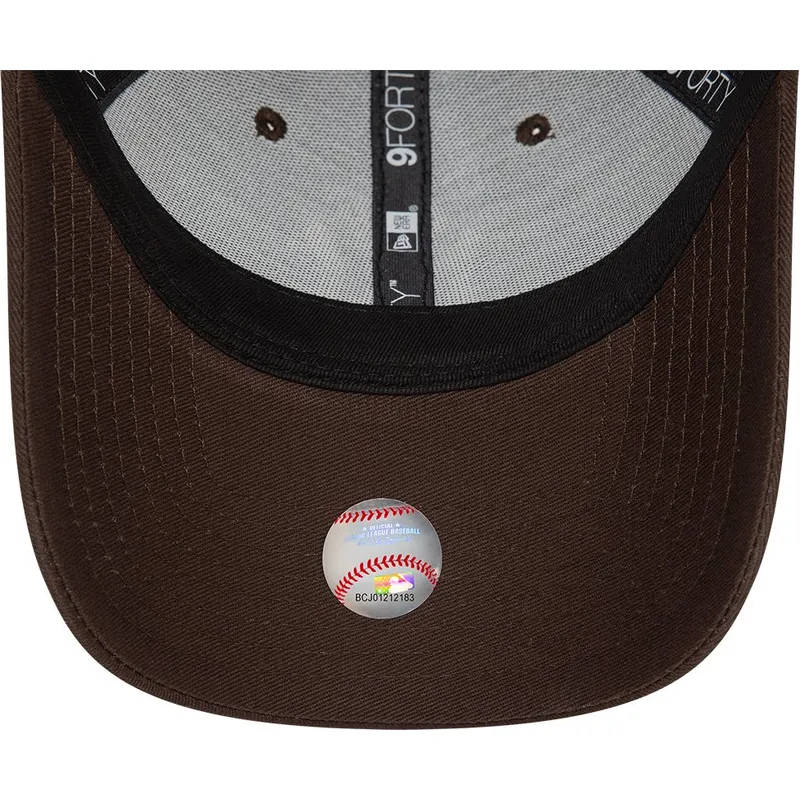 mork-brun-justerbar-kurvet-kasket-9forty-league-essential-fra-new-york-yankees-mlb-fra-new-era