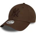 new-era-izvita-kozirka-damska-tmnokafyava-logo-9forty-league-essential-new-york-yankees-mlb-tmnokafyava-reguliruema-shapka