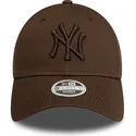 new-era-izvita-kozirka-damska-tmnokafyava-logo-9forty-league-essential-new-york-yankees-mlb-tmnokafyava-reguliruema-shapka