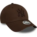 new-era-izvita-kozirka-damska-tmnokafyava-logo-9forty-league-essential-new-york-yankees-mlb-tmnokafyava-reguliruema-shapka