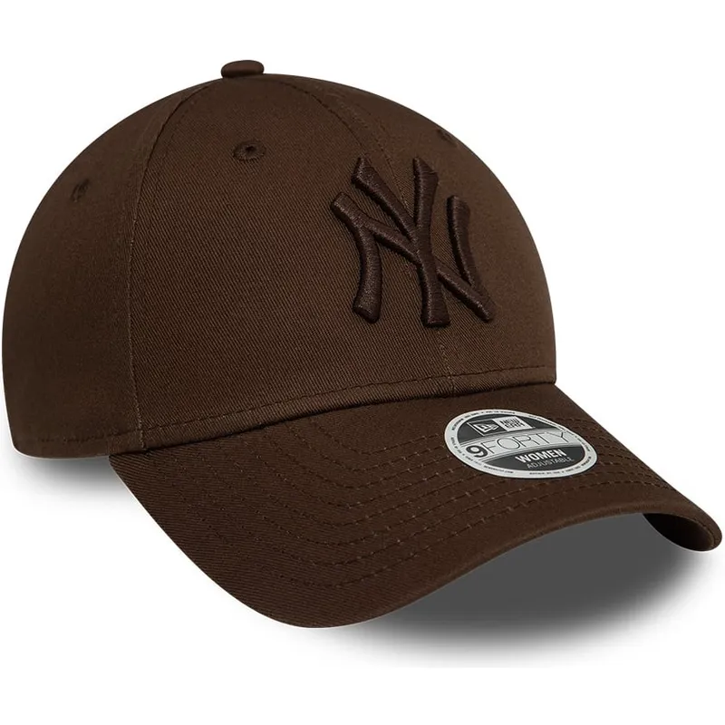 morkebrun-justerbar-buet-kasket-med-morkebrunt-logo-til-kvinder-9forty-league-essential-fra-new-york-yankees-mlb-fra-new-era