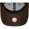 new-era-izvita-kozirka-damska-tmnokafyava-logo-9forty-league-essential-new-york-yankees-mlb-tmnokafyava-reguliruema-shapka