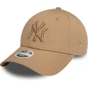braune-verstellbare-curved-cap-mit-hellbraunem-logo-fur-damen-9forty-league-essential-der-new-york-yankees-mlb-von-new-era