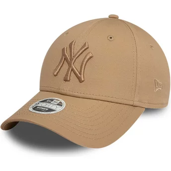 Gorra curva marrón claro ajustable con logo marrón claro para mujer 9FORTY League Essential de New York Yankees MLB de New Era