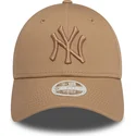 new-era-izvita-kozirka-damska-svetlokafyava-logo-9forty-league-essential-new-york-yankees-mlb-svetlokafyava-reguliruema-shapka
