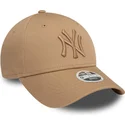 new-era-izvita-kozirka-damska-svetlokafyava-logo-9forty-league-essential-new-york-yankees-mlb-svetlokafyava-reguliruema-shapka