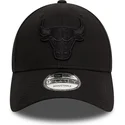 sort-justerbar-kasket-med-bojet-skygge-og-sort-logo-9forty-essential-fra-chicago-bulls-nba-af-new-era