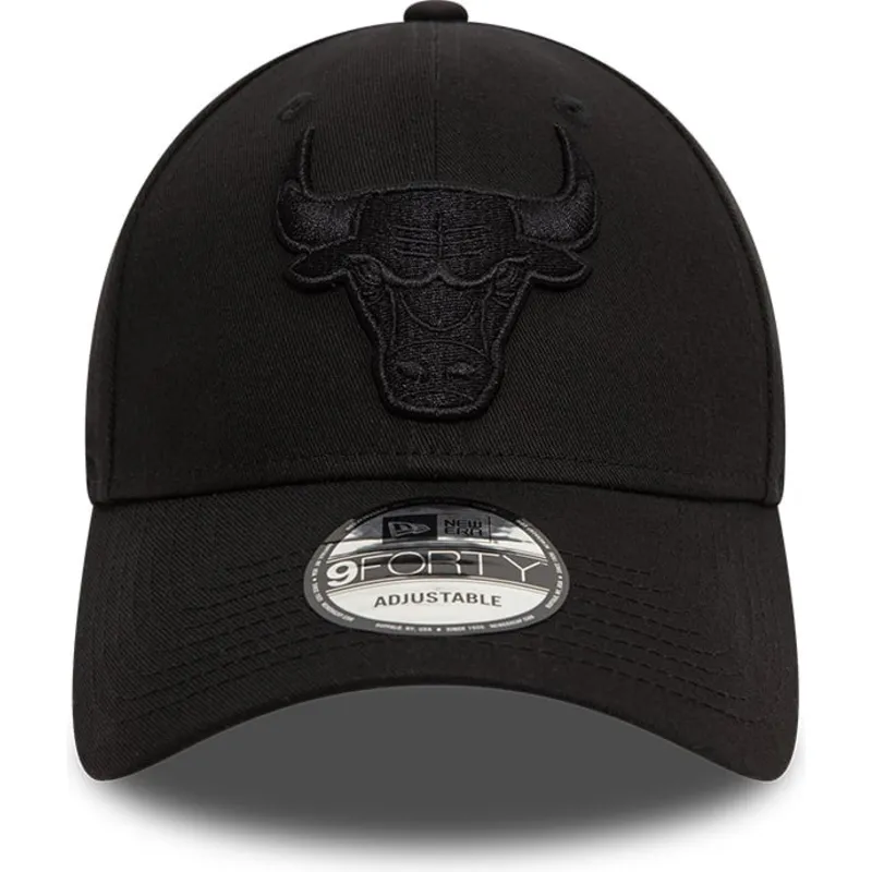 sort-justerbar-kasket-med-bojet-skygge-og-sort-logo-9forty-essential-fra-chicago-bulls-nba-af-new-era