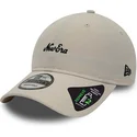 gorra-curva-beige-ajustable-9twenty-repreve-heritage-script-de-new-era