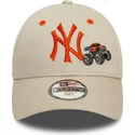 shapka-izvita-bezhov-reguliruem-za-deca-9forty-graphic-monster-truck-na-new-york-yankees-mlb-ot-new-era
