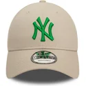 shapka-izvita-bezhov-reguliruem-9forty-league-essential-na-new-york-yankees-mlb-ot-new-era