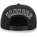 shapka-ploska-cherna-snapbek-na-new-york-yankees-mlb-ot-47-brand