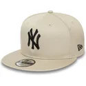 shapka-ploska-bezhov-snapbek-9fifty-league-essential-na-new-york-yankees-mlb-ot-new-era
