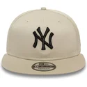 shapka-ploska-bezhov-snapbek-9fifty-league-essential-na-new-york-yankees-mlb-ot-new-era
