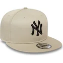 gorra-plana-beige-snapback-con-logo-negro-9fifty-league-essential-de-new-york-yankees-mlb-de-new-era