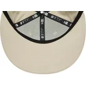 shapka-ploska-bezhov-snapbek-9fifty-league-essential-na-new-york-yankees-mlb-ot-new-era