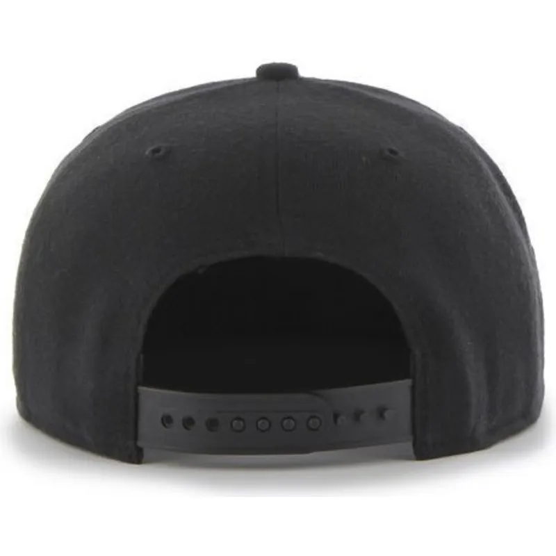 shapka-ploska-cherna-snapbek-na-boston-red-sox-mlb-ot-47-brand