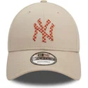 shapka-izvita-bezhov-reguliruema-9forty-seasonal-infill-na-new-york-yankees-mlb-ot-new-era