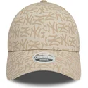 shapka-izvita-bezhov-reguliruem-9forty-monogram-na-new-york-yankees-mlb-ot-new-era