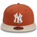 brun-og-beige-snapback-fladskygget-kasket-9fifty-new-york-yankees-mlb-patch-fra-new-era