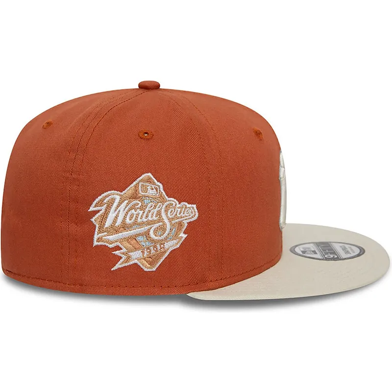 brun-og-beige-snapback-fladskygget-kasket-9fifty-new-york-yankees-mlb-patch-fra-new-era
