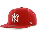 shapka-ploska-chervena-snapbek-na-new-york-yankees-mlb-ot-47-brand