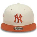 shapka-ploska-bezhov-snapbek-9fifty-patch-na-new-york-yankees-mlb-ot-new-era