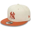 shapka-ploska-bezhov-snapbek-9fifty-patch-na-new-york-yankees-mlb-ot-new-era