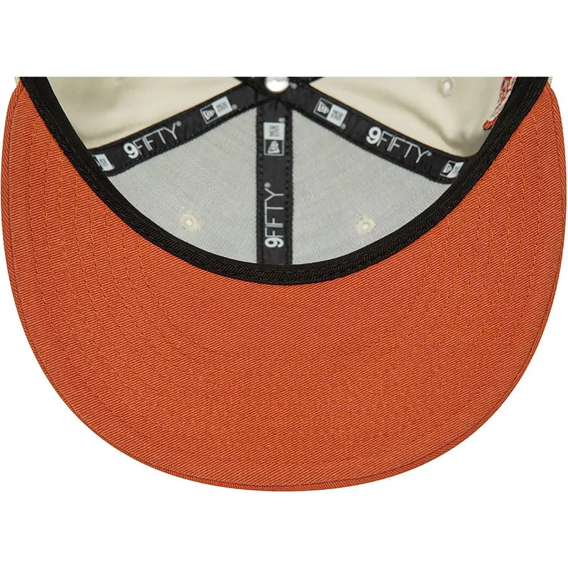 shapka-ploska-bezhov-snapbek-9fifty-patch-na-new-york-yankees-mlb-ot-new-era