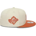 shapka-ploska-bezhov-snapbek-9fifty-patch-na-new-york-yankees-mlb-ot-new-era