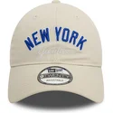 beige-justerbar-9twenty-wordmark-kasket-med-buet-skygge-fra-new-york-yankees-mlb-fra-new-era