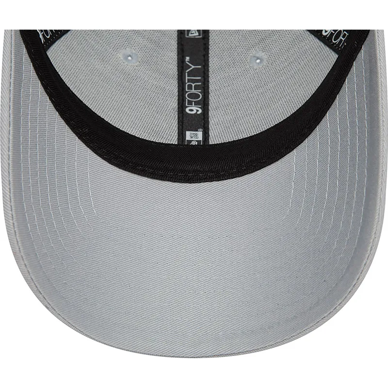 gra-justerbar-9forty-buet-kasket-med-rick-sanchez-karakter-fra-rick-og-morty-af-new-era