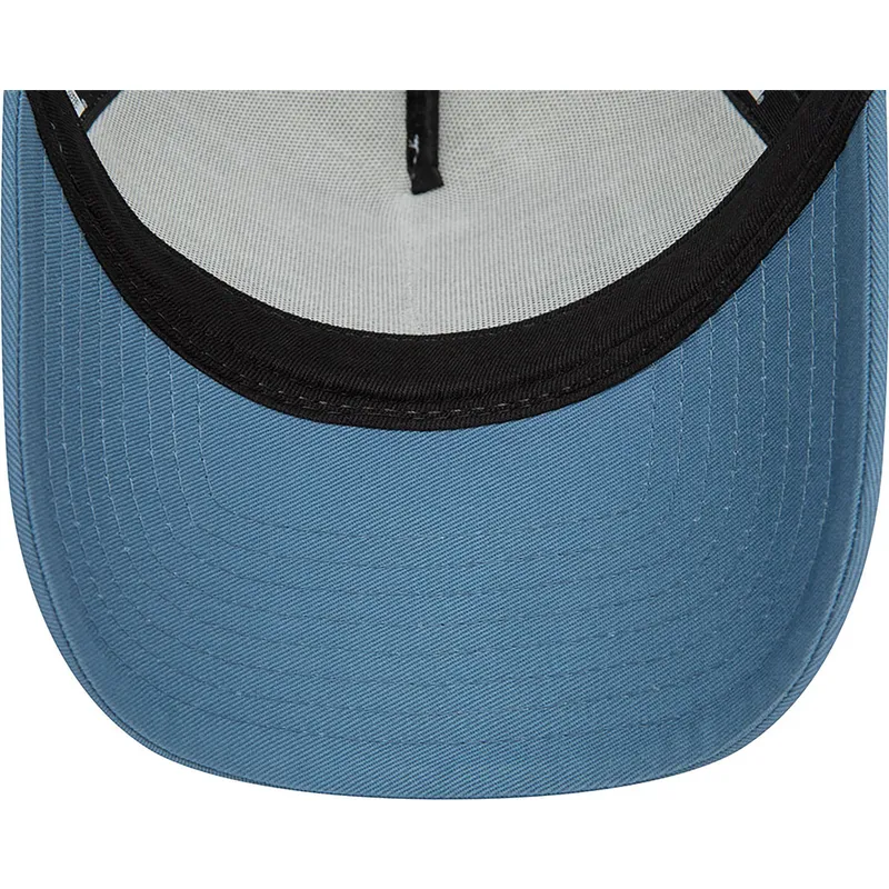 weisse-und-blaue-trucker-kappe-a-frame-character-von-rick-und-morty-von-new-era