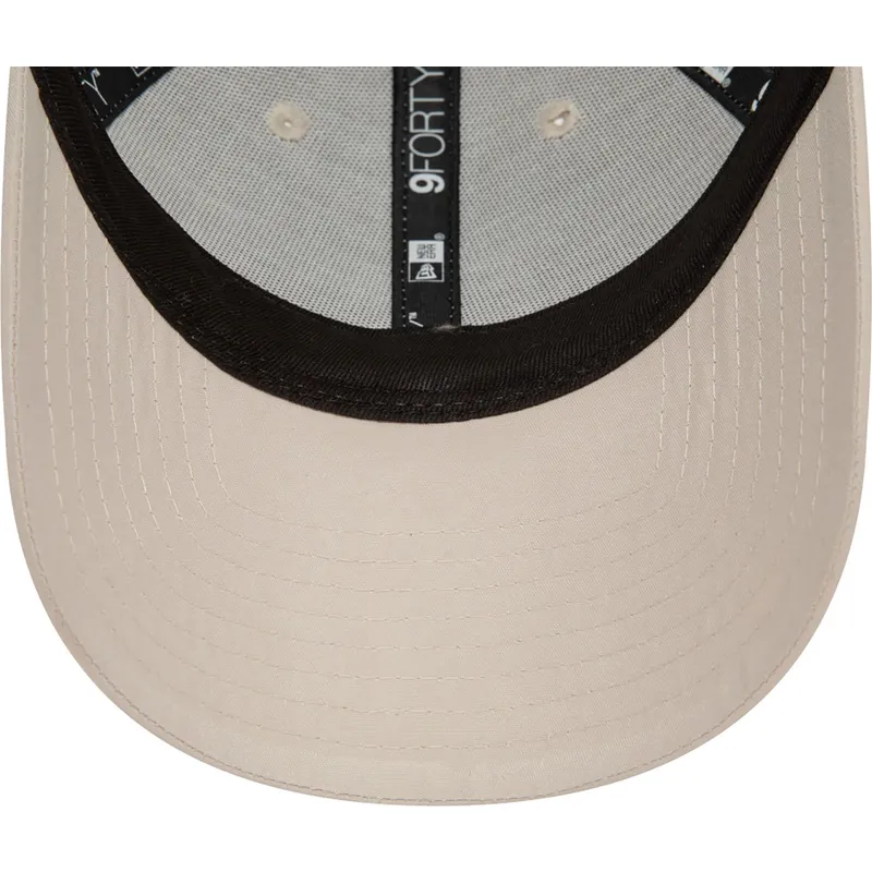 beige-justerbar-9forty-flawless-kurvet-kasket-fra-new-york-yankees-mlb-fra-new-era