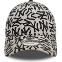 gebogene-beige-und-schwarze-verstellbare-kappe-9forty-monogram-von-new-york-yankees-mlb-von-new-era
