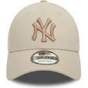 new-era-9forty-home-field-new-york-yankees-mlb-beige-trucker-hat-with-beige-logo
