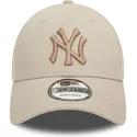 shapka-izvita-traker-bezhov-snapbek-9forty-home-field-na-new-york-yankees-mlb-ot-new-era