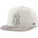 shapka-ploska-siv-snapbek-na-new-york-yankees-mlb-ot-47-brand