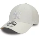 gorra-curva-blanca-ajustable-con-logo-blanco-9forty-linen-de-new-york-yankees-mlb-de-new-era
