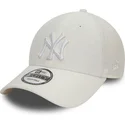 verstellbare-weisse-kappe-mit-gebogenem-schirm-und-weissem-logo-9forty-linen-der-new-york-yankees-mlb-von-new-era