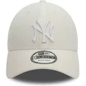 gorra-curva-blanca-ajustable-con-logo-blanco-9forty-linen-de-new-york-yankees-mlb-de-new-era