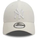 verstellbare-weisse-kappe-mit-gebogenem-schirm-und-weissem-logo-9forty-linen-der-new-york-yankees-mlb-von-new-era